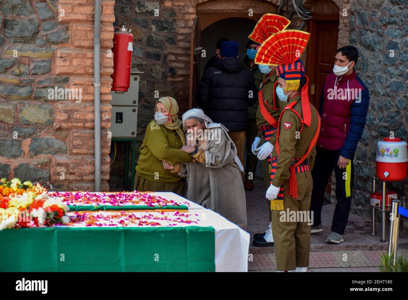 Eine Polizistin tröstet einen trauernden Verwandten des Verstorbenen während einer Kranzniederlegung für die beiden Polizisten, die bei einem militanten Angriff in Srinagar getötet wurden. Zuvor wurden drei Militante und ein Polizist bei zwei getrennten Begegnungen im Kaschmir-Tal getötet. (Foto von Saqib Majeed / SOPA Images/Sipa USA) Stockfoto