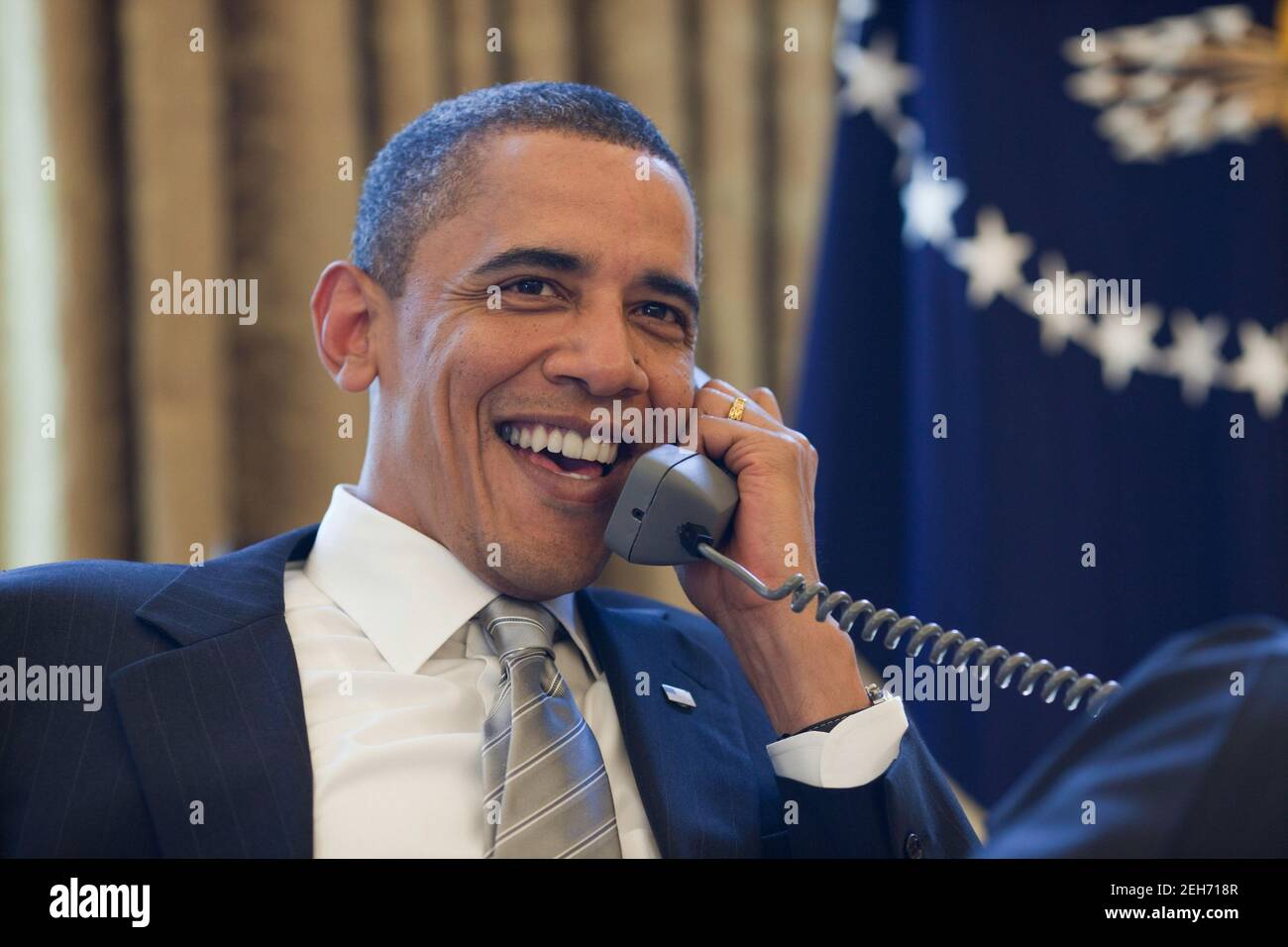 Präsident Barack Obama spricht im Oval Office mit Trainer Mike Krzyzewski, der Duke zum Gewinn der NCAA Men's Division One Basketball Championship führte, am 6. April 2010. Stockfoto
