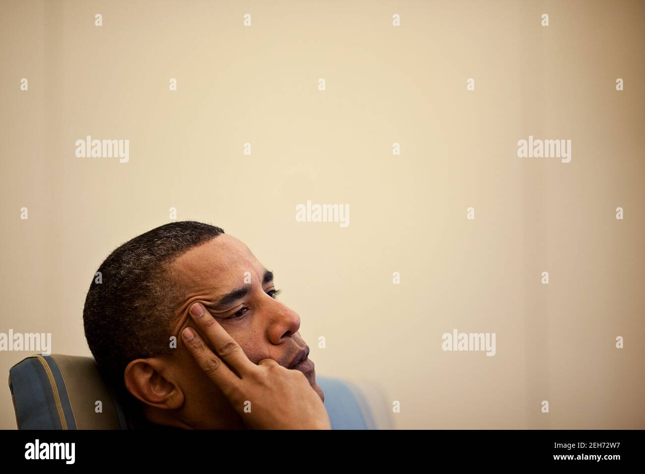 Präsident Barack Obama trifft sich mit senior Berater im Oval Office, 14. April 2010. Stockfoto