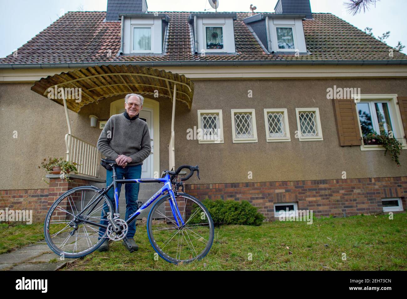Heyrothsberge, Deutschland. Januar 2021, 22nd. Gustav-Adolf 'Täve' Schur  steht im Garten vor seinem Haus mit seinem Rennrad mit 'Täve' auf dem  Rahmen. Das Fahrrad wurde ihm von seinem Sohn zu seinem Geburtstag