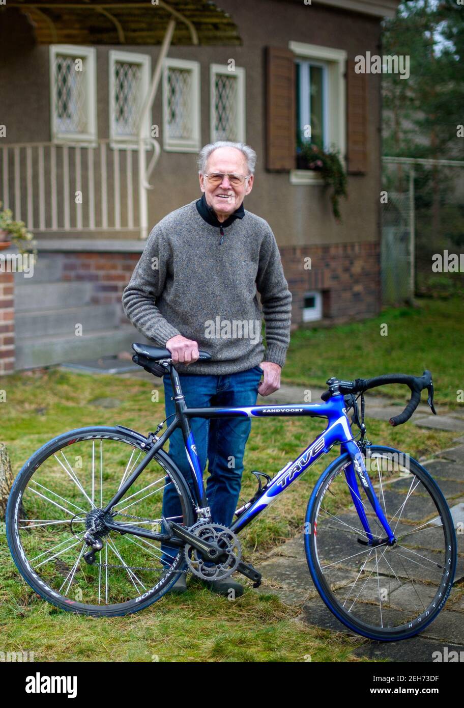 Heyrothsberge, Deutschland. Januar 2021, 22nd. Gustav-Adolf 'Täve' Schur  steht im Garten vor seinem Haus mit seinem Rennrad mit 'Täve' auf dem  Rahmen. Das Fahrrad wurde ihm von seinem Sohn zu seinem Geburtstag