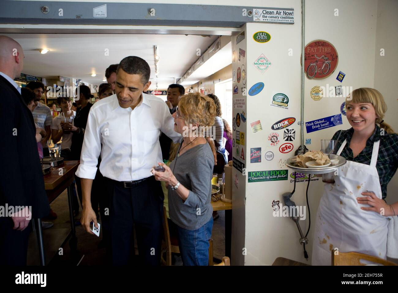 Präsident Barack Obama und First Lady Michelle Obama sprechen mit Gästen im Restaurant 12 Bones in Asheville, N.C., 23. April 2010. Stockfoto