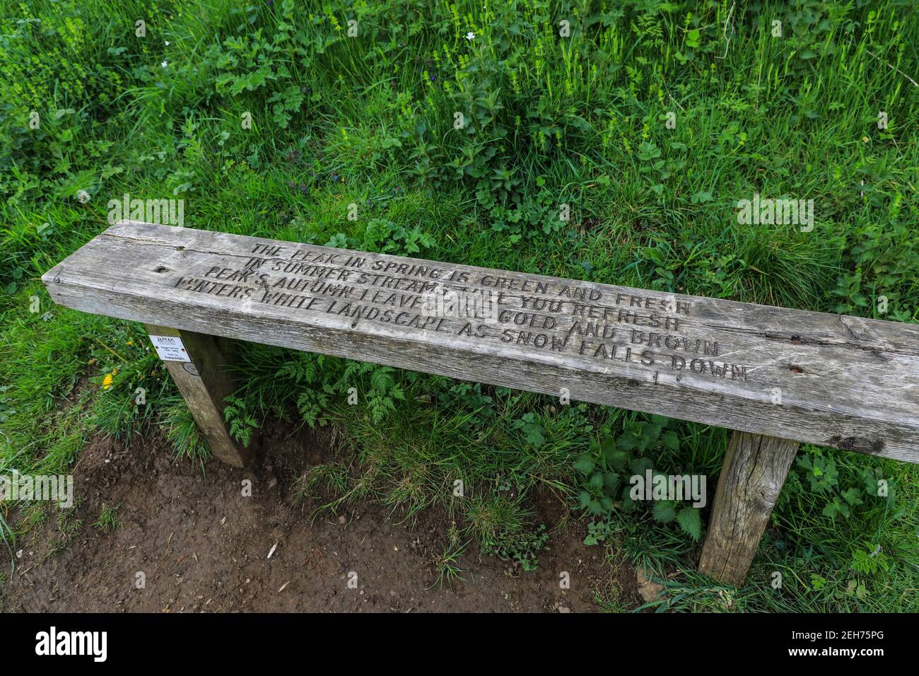 Ein Gedicht von Sophie Kellett auf einem Holzsitz oder einer Sitzbank im Peak District National Park Derbyshire, England, Großbritannien Stockfoto