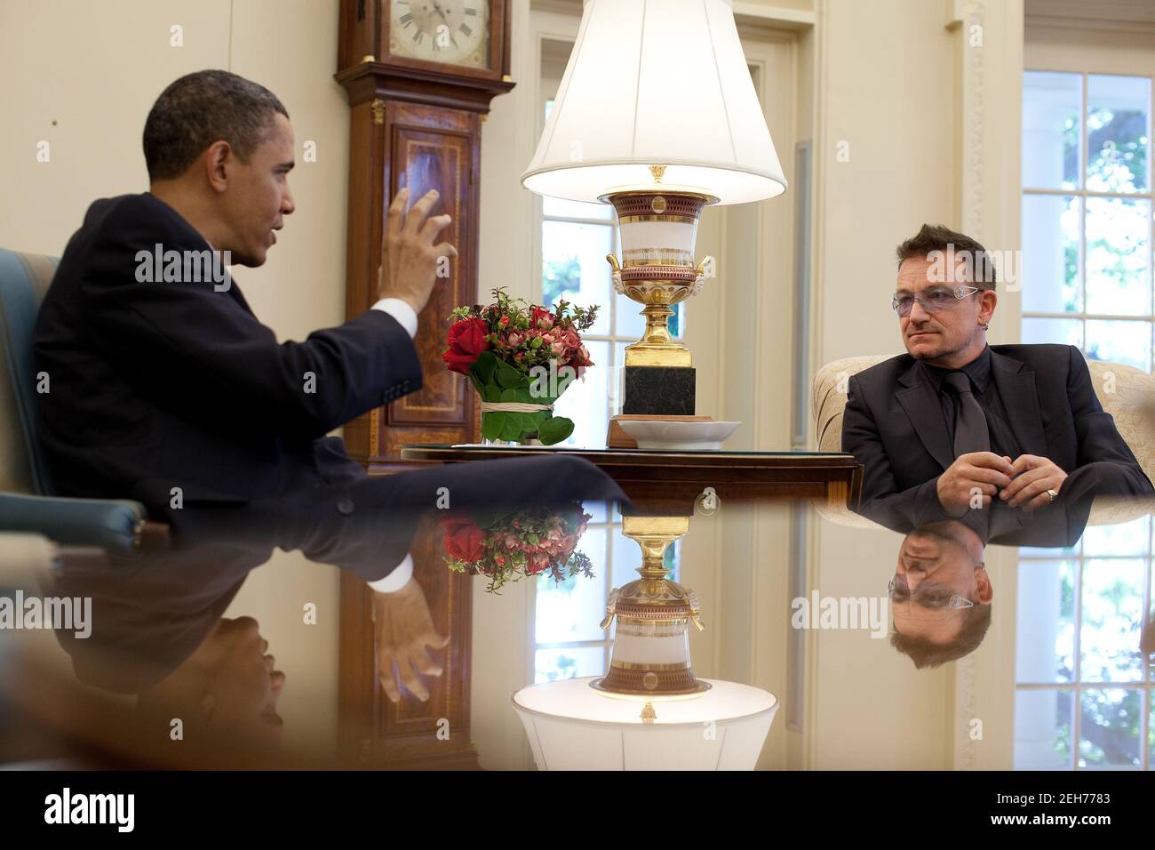 Präsident Barack Obama trifft sich mit Paul David „Bono“ Hewson, Sänger von U2 und Anti-Armut-Aktivist, um im Oval Office, 30. April 2010, die Entwicklungspolitik zu diskutieren. Stockfoto