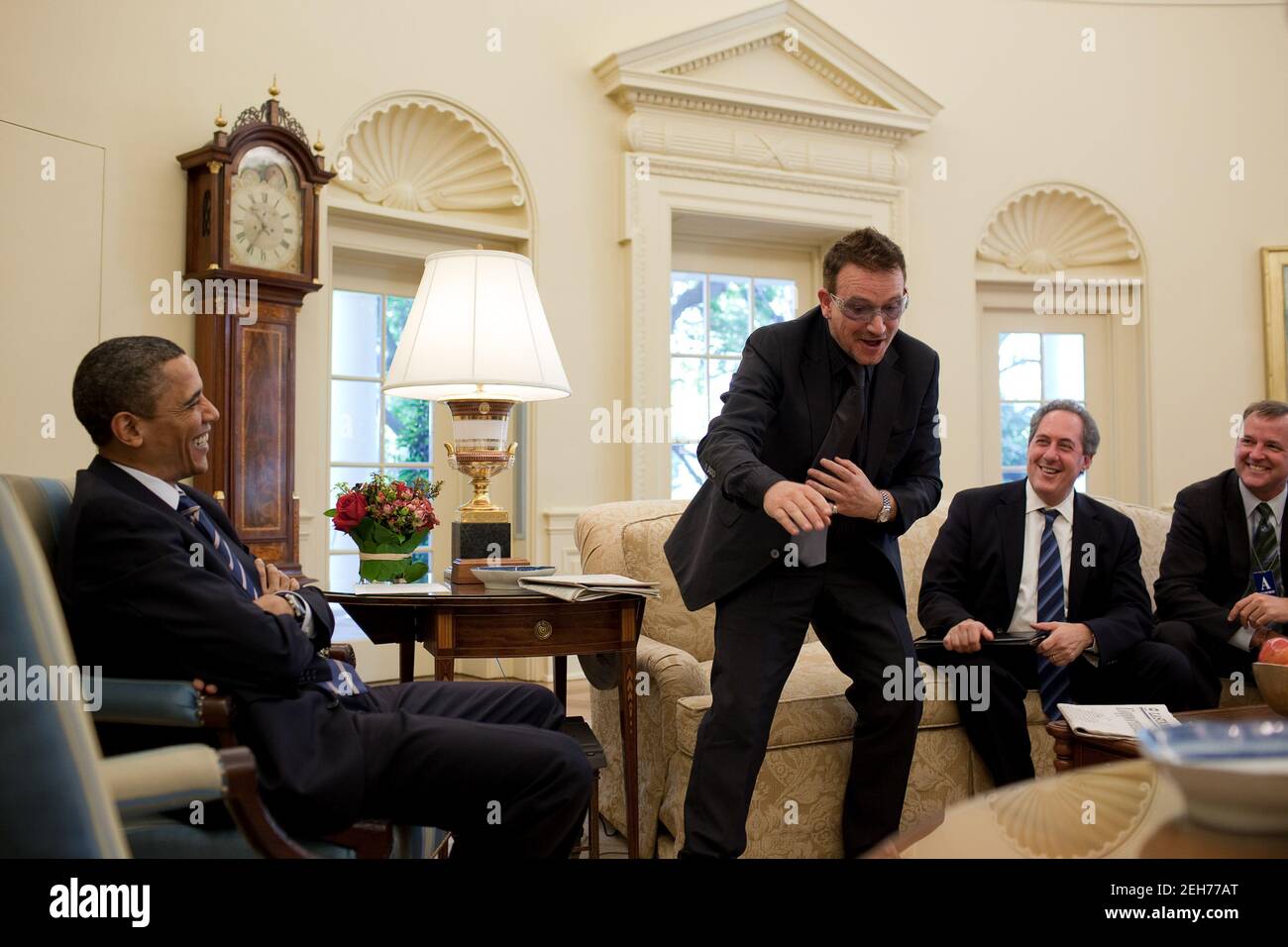 Paul David Bono Hewson, Sänger von U2 und Anti-Armut-Aktivist, erzählt Präsident Barack Obama bei einem Treffen zur Entwicklungspolitik im Oval Office am 30. April 2010 lebhaft eine Geschichte. Stockfoto