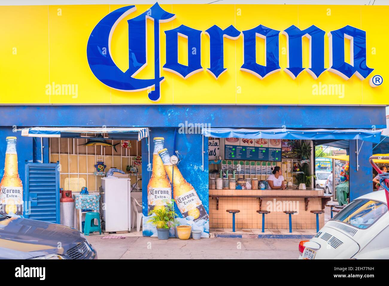 Cafeteria mit großem Corona-Schild in Acapulco, Guerrero, Mexiko Stockfoto