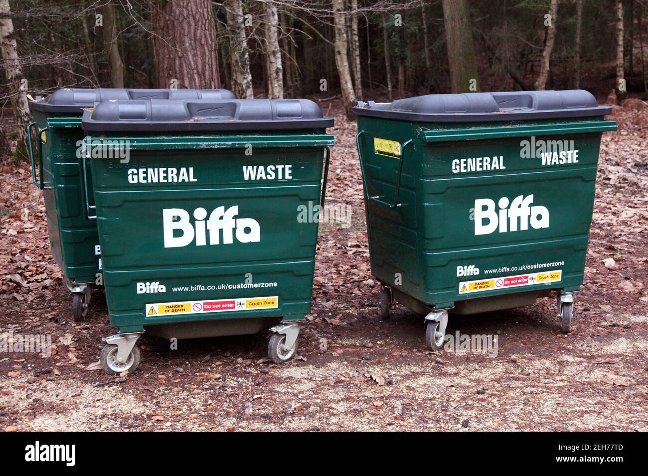 Green Biffa Abfallwirtschaft Unternehmen allgemeine Abfälle Wheelie Mülltonnen oder Überspringt Stockfoto