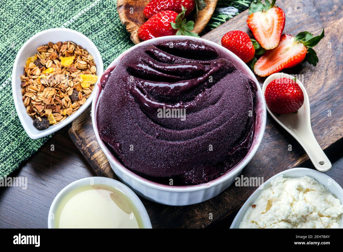 Brasilianische Acai mit Erdbeere und Granola Stockfoto