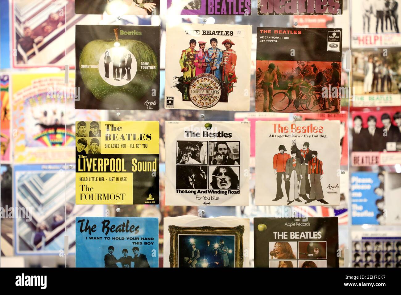 MOTALA, SCHWEDEN - 13. JANUAR 2021: Alte Aufzeichnungen der Beatles im Motala Motor Museum. Stockfoto