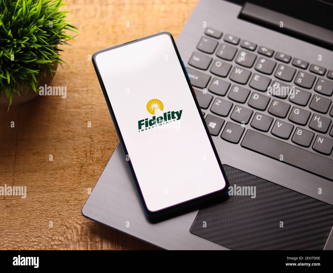 Assam, indien - Februar 19, 2021 : Fidelity Investments Logo auf dem Telefon Bildschirm Stock Bild. Stockfoto