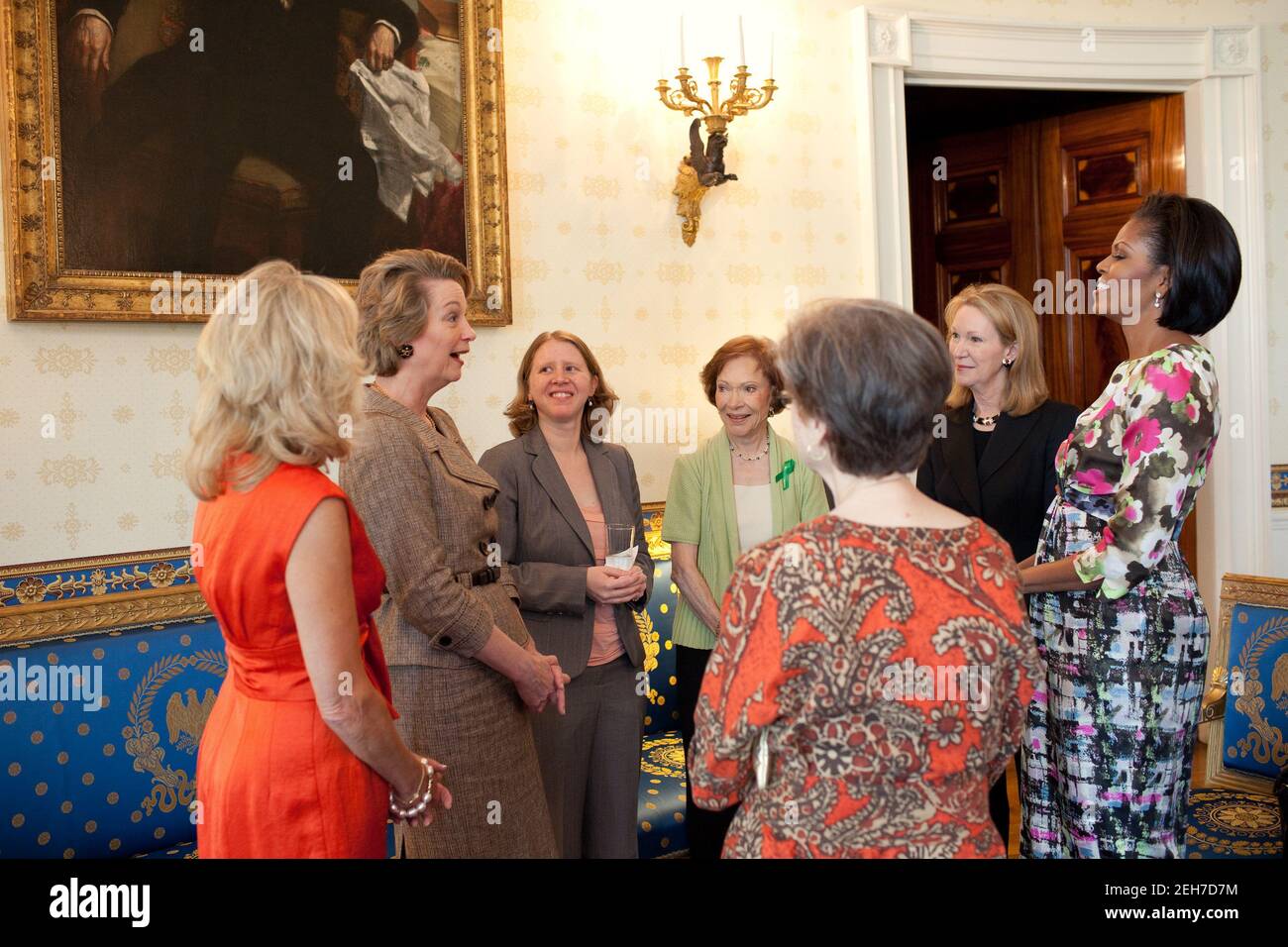 First Lady Michelle Obama und Dr. Jill Biden, sprechen von links mit Anne Eisenhower, der ehemaligen First Lady Rosalynne Carter, der Enkelin Sara Carter, Susan Eisenhower und Kathleen Bidens Mutter Roberta Buhle, im Blauen Raum des Weißen Hauses, vor dem Beginn eines Muttertags-Tees, 7. Mai 2010. Stockfoto