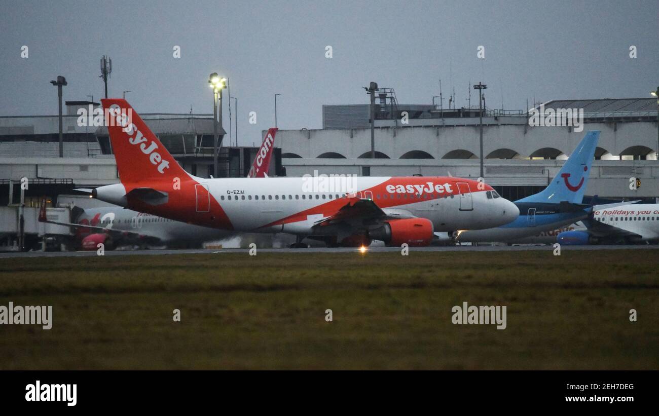 Glasgow, Schottland, Großbritannien. Februar 2021, 19th. Im Bild: EasyJet Flug von London Heathrow landet am Flughafen Glasgow. Alle Flüge nach Glasgow sind heute Inlandsflüge innerhalb Großbritanniens, mit Ausnahme eines TUI-Fluges von Lanzarote, der noch nach Glasgow fliegen soll. Seit Beginn der Sperrung durch das Coronavirus (COVID19) hat der Flughafen einen dramatischen Passagierabfall erlebt, doch seit der erste Minister ein Reiseverbot und eine Selbstisolierung verhängt hat, die nun das Gesetz für ausländische Reisende aus dem Ausland ist, sind die Passagierzahlen auf einem Tiefstand. Quelle: Colin Fisher/Alamy Live News Stockfoto