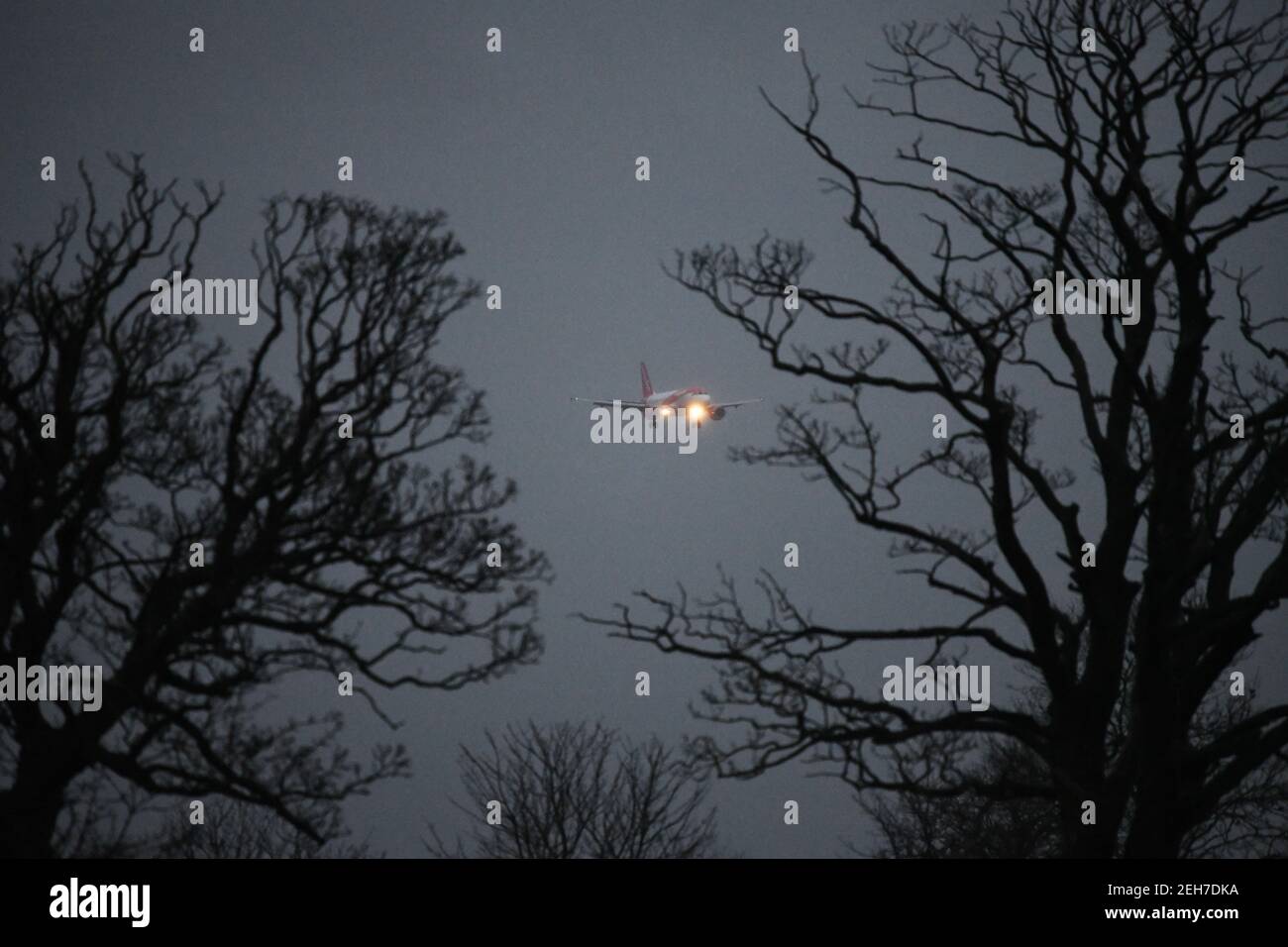 Glasgow, Schottland, Großbritannien. Februar 2021, 19th. Im Bild: EasyJet Flug von London Heathrow landet am Flughafen Glasgow. Alle Flüge nach Glasgow sind heute Inlandsflüge innerhalb Großbritanniens, mit Ausnahme eines TUI-Fluges von Lanzarote, der noch nach Glasgow fliegen soll. Seit Beginn der Sperrung durch das Coronavirus (COVID19) hat der Flughafen einen dramatischen Passagierabfall erlebt, doch seit der erste Minister ein Reiseverbot und eine Selbstisolierung verhängt hat, die nun das Gesetz für ausländische Reisende aus dem Ausland ist, sind die Passagierzahlen auf einem Tiefstand. Quelle: Colin Fisher/Alamy Live News Stockfoto