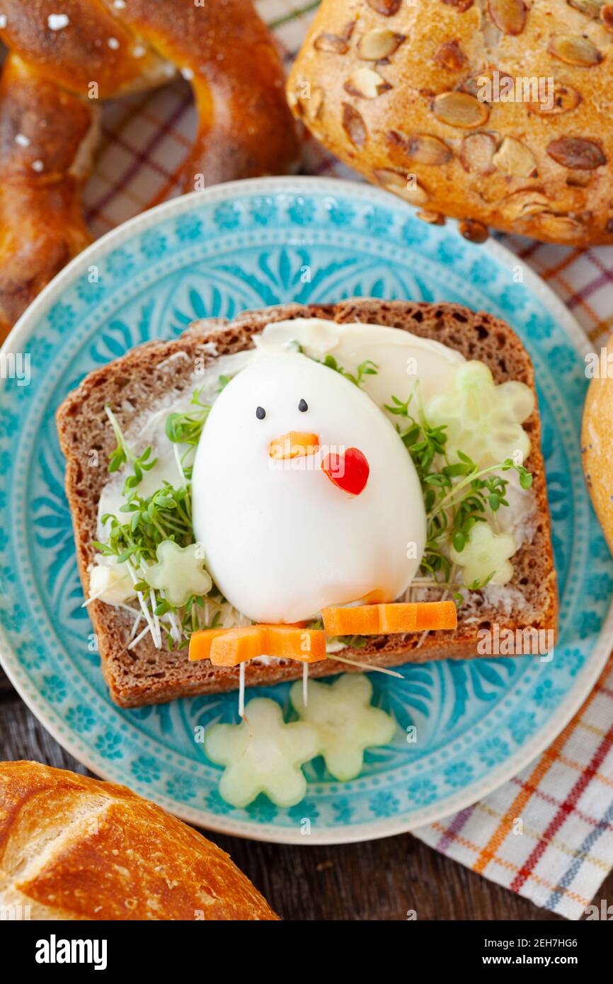 Brotscheibe mit Butter und Ei Stockfoto