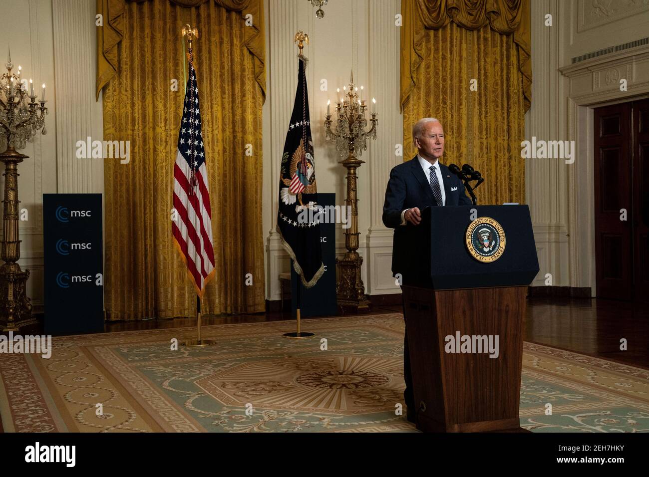 WASHINGTON, DC - FEBRUAR 19: US-Präsident Joe Biden hält am 19. Februar 2021 in Washington, DC, eine Rede bei einer virtuellen Veranstaltung der Münchner Sicherheitskonferenz im Ostsaal des Weißen Hauses. In seinen Ausführungen betonte Präsident Biden das Engagement der Vereinigten Staaten für die NATO, nachdem die Trump-Regierung das Bündnis vier Jahre lang unterminiert hatte. (Foto von Anna Moneymaker-Pool/Getty Images) Stockfoto