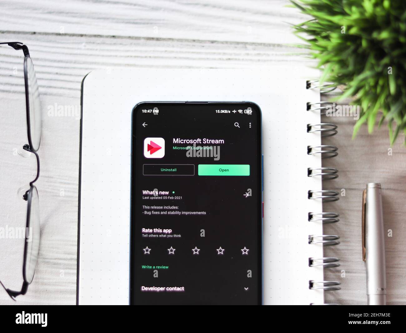 Assam, indien - Februar 19, 2021 : Microsoft Stream-Logo auf Handy-Bildschirm Stock Bild. Stockfoto