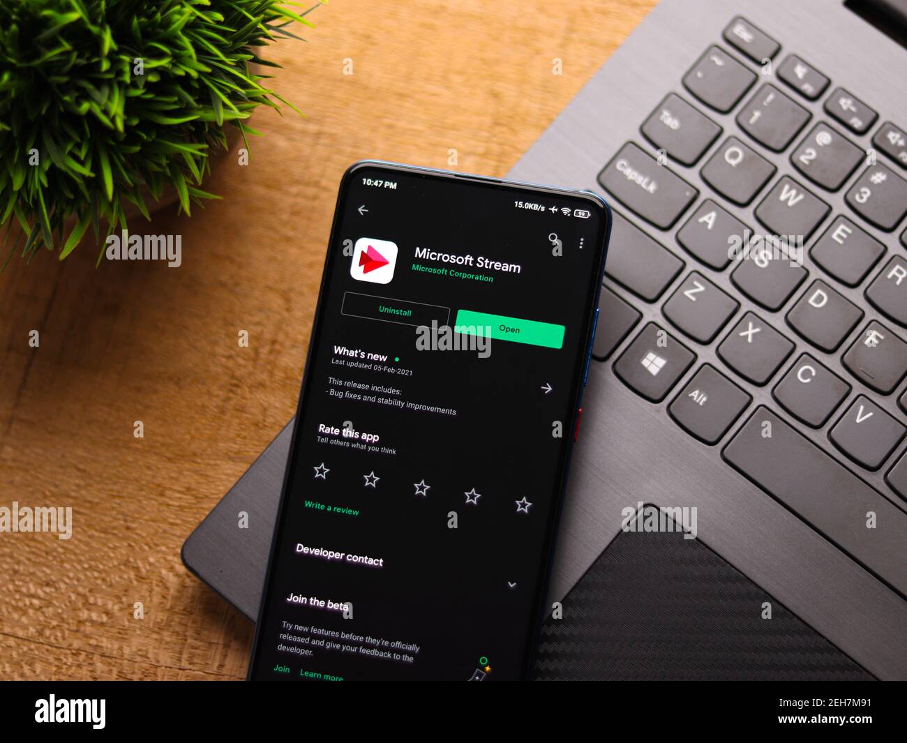 Assam, indien - Februar 19, 2021 : Microsoft Stream-Logo auf Handy-Bildschirm Stock Bild. Stockfoto