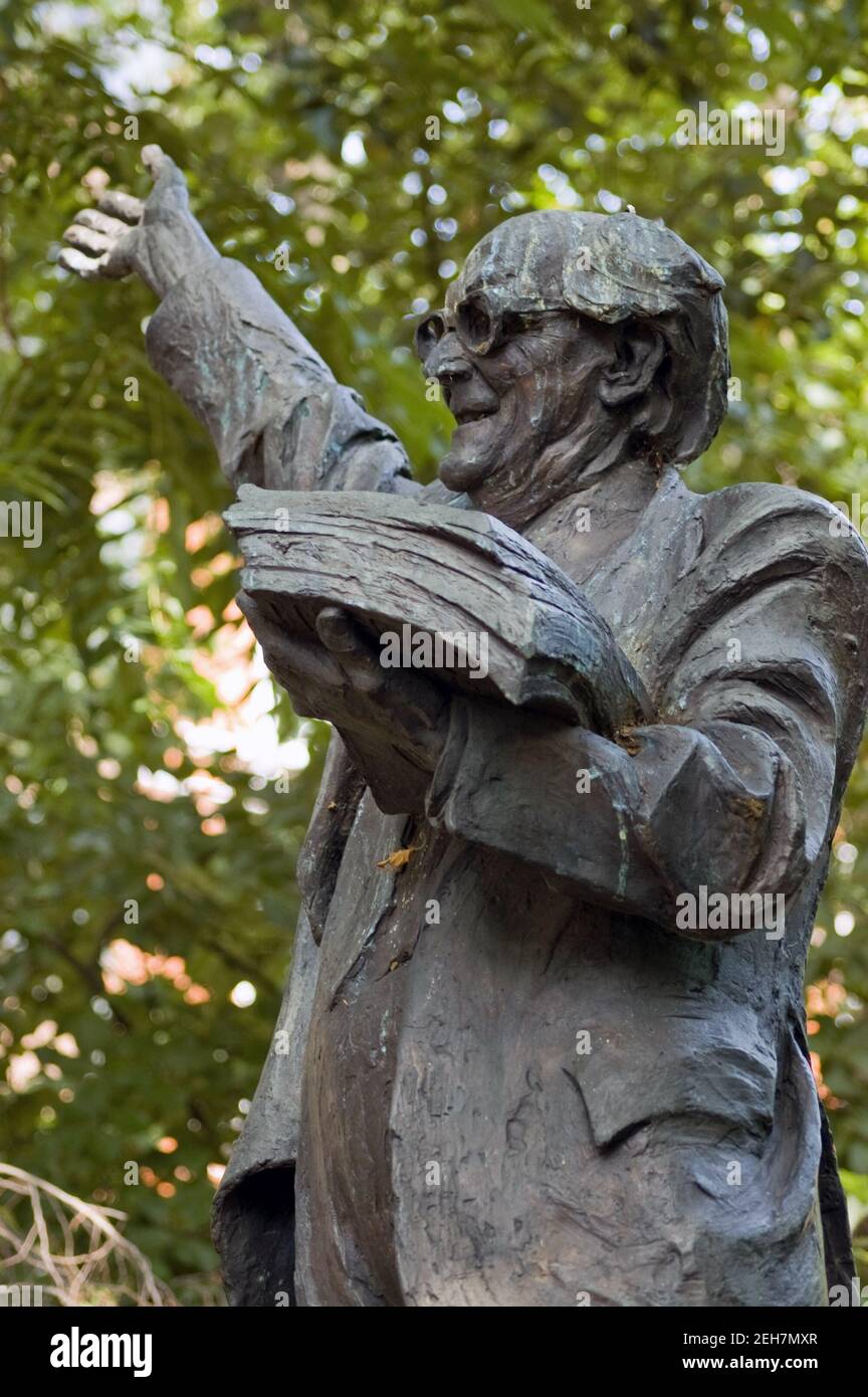 Statue des Friedens- und Rassengleichheitsaktivisten Fenner Brockway (1886 - 1988), Präsident der Befreiung. Red Lion Square, London. Stockfoto