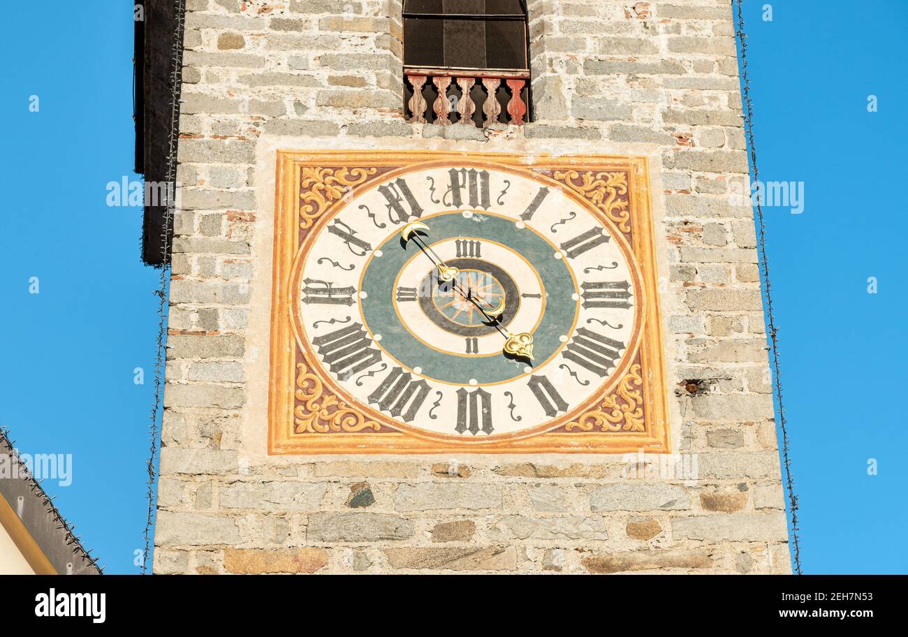 Uhr des Glockenturms der Ursulinen Heilig-Erlöser-Kirche in der historischen Stadt Bruneck oder Bruneck, Südtirol, Italien Stockfoto