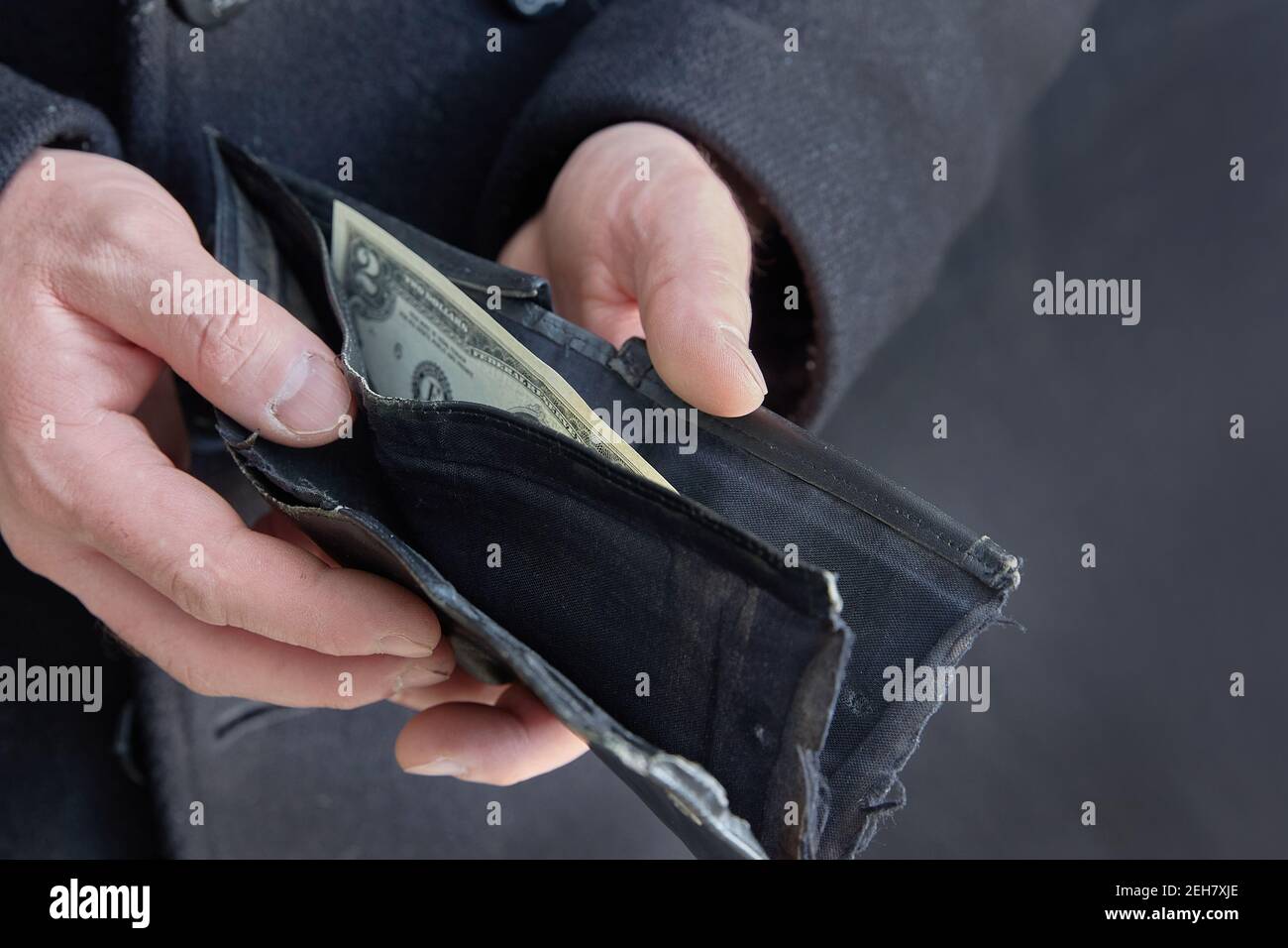 Der gesichtslose Mann öffnete die Brieftasche mit der letzten Rechnung. Krise. Speicherplatz kopieren Stockfoto