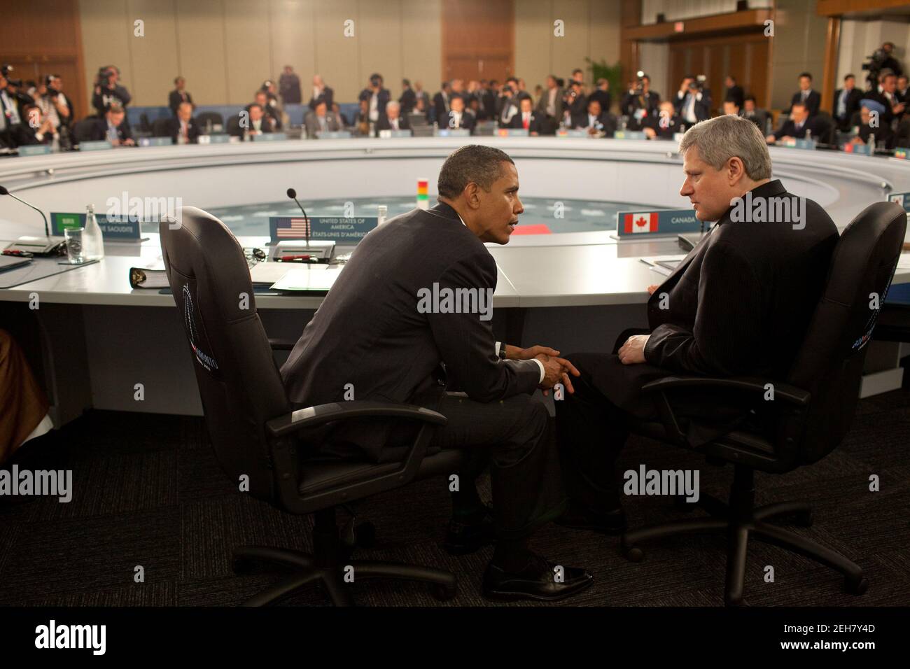 Präsident Barack Obama spricht mit dem kanadischen Premierminister Stephen Harper bei der Eröffnungssitzung des Gipfeltreffens G20 in Toronto, Kanada, am Sonntag, den 27. Juni 2010. Stockfoto