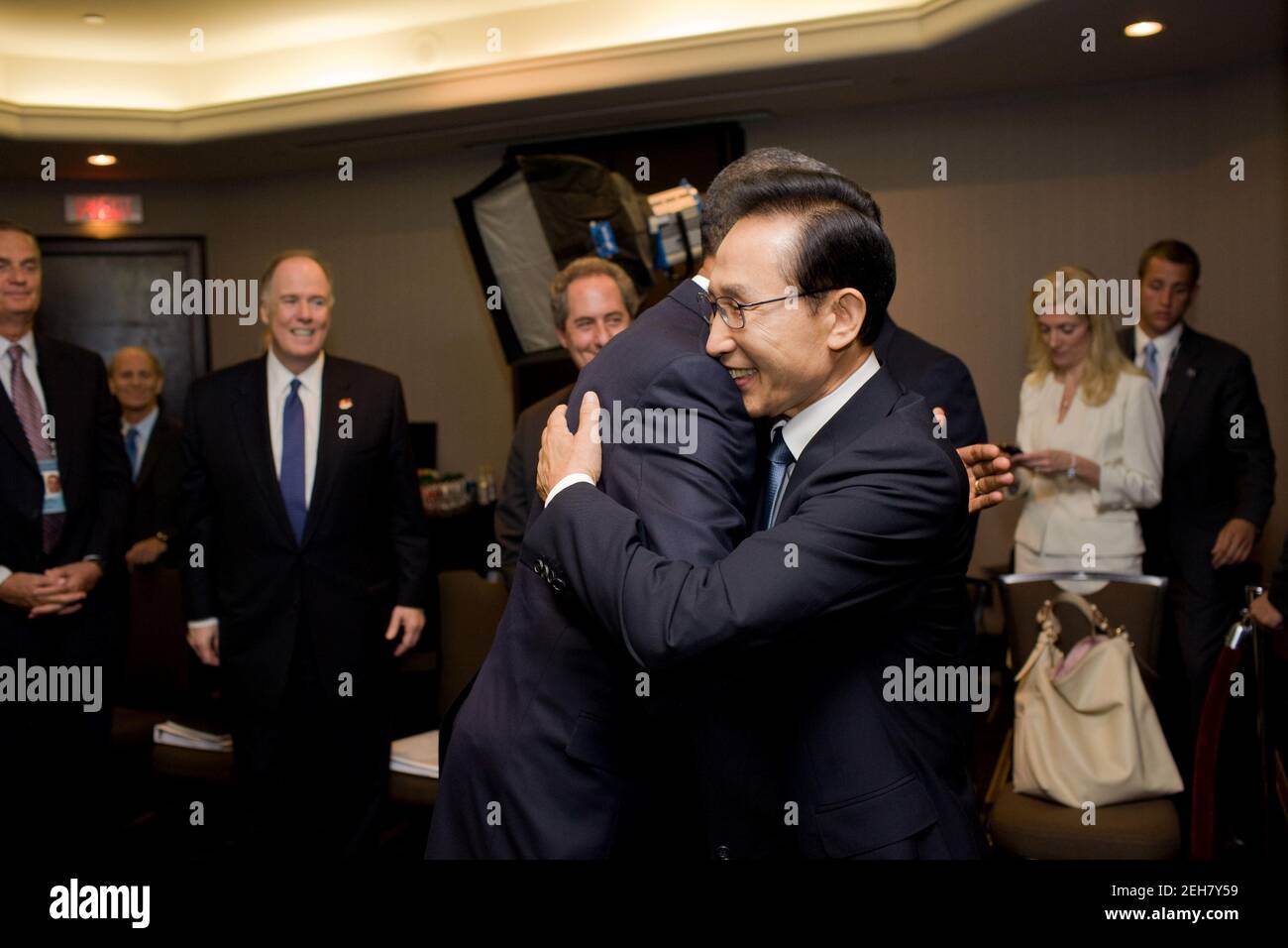 Präsident Barack Obama begrüßt den südkoreanischen Präsidenten Lee Myung-Bak während seines bilateralen Treffens auf dem Gipfel G20 in Toronto, Kanada, am Samstag, den 26. Juni 2010. Stockfoto