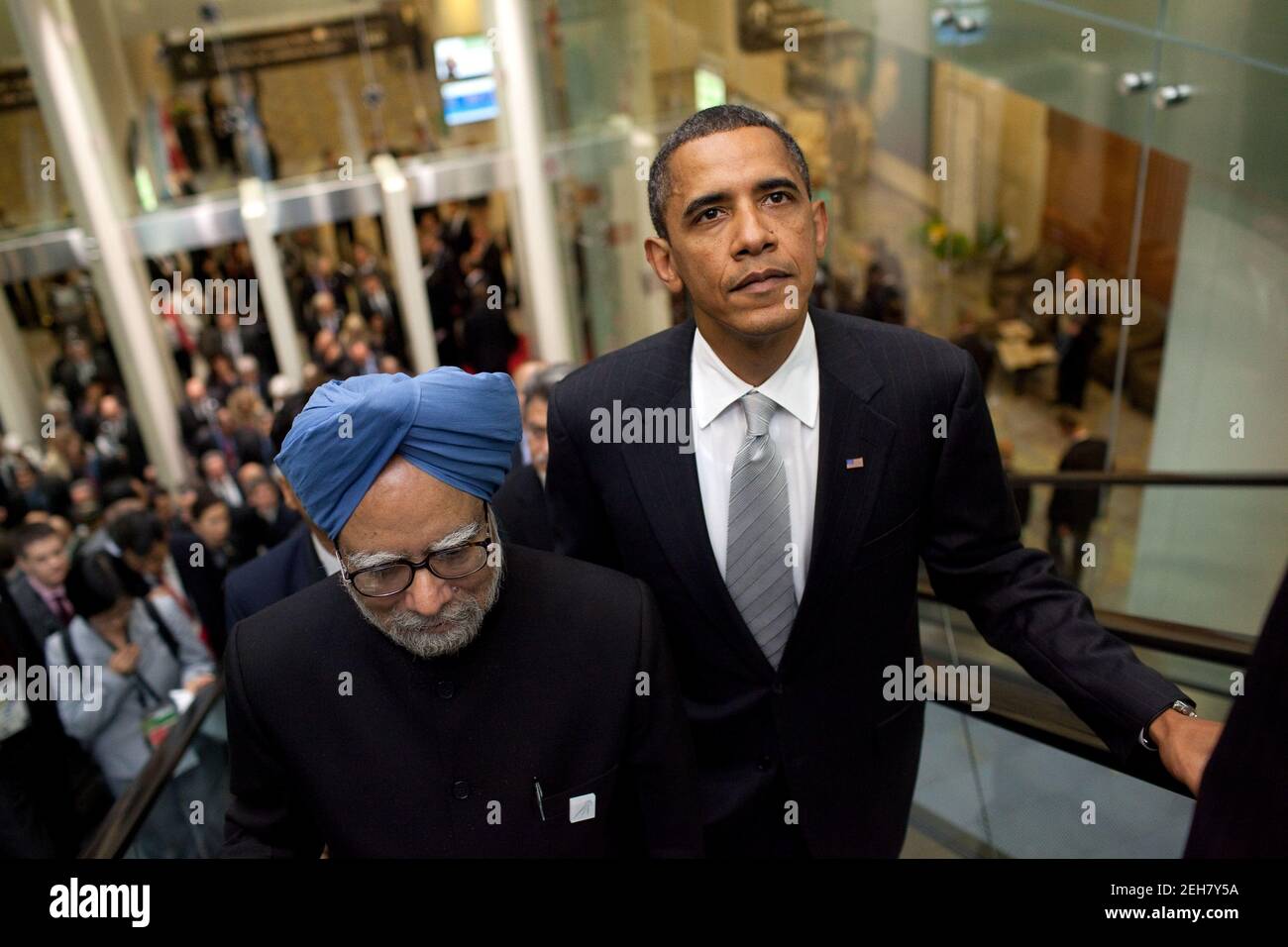 Präsident Barack Obama und der indische Premierminister Manmohan Singh fahren mit einer Rolltreppe zu ihrem bilateralen Treffen während des Gipfeltreffens G20 in Toronto, Kanada, am Sonntag, den 27. Juni 2010. Stockfoto