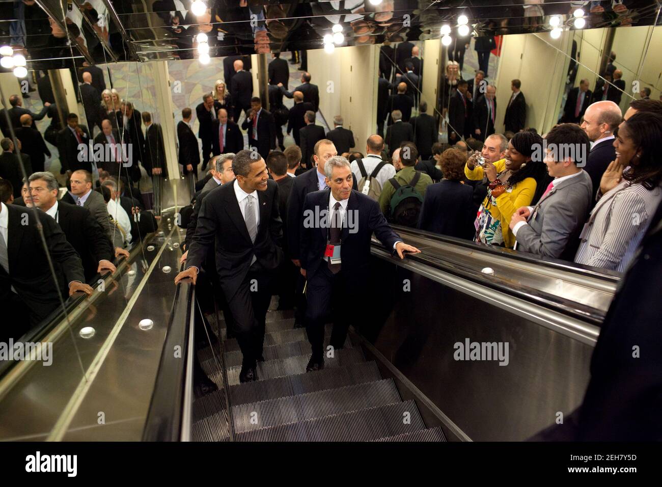 Präsident Barack Obama und Stabschef Rahm Emanuel fahren mit einer Rolltreppe auf dem Weg zu einer Pressekonferenz während des Gipfeltreffens G20 in Toronto, Kanada, Sonntag, 27. Juni 2010. Stockfoto