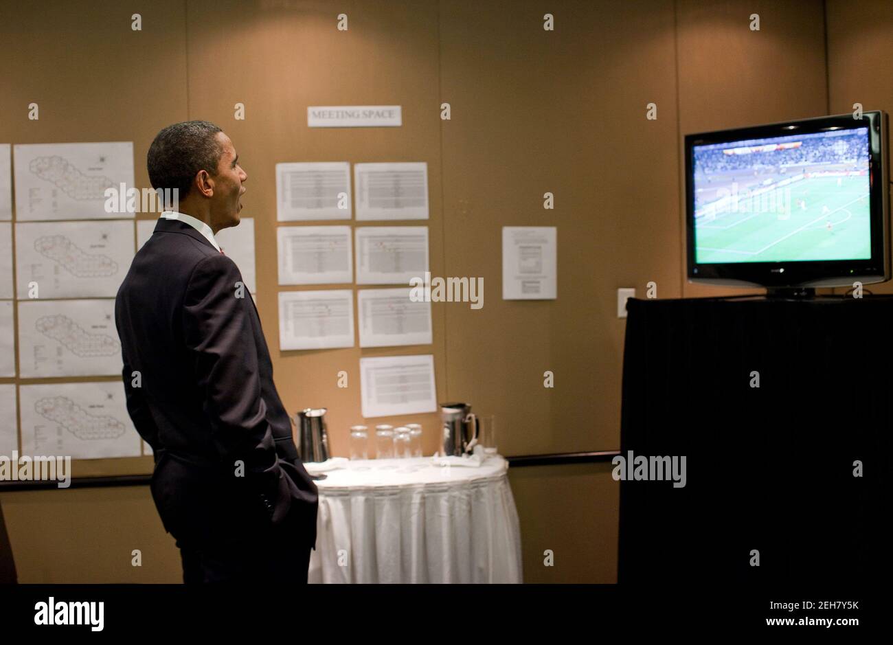 Präsident Barack Obama beobachtet das Spiel der US-Fußball-Weltmeisterschaft gegen Ghana vor einem Treffen auf dem Gipfel G20 in Toronto, Kanada, Samstag, 26. Juni 2010. Stockfoto
