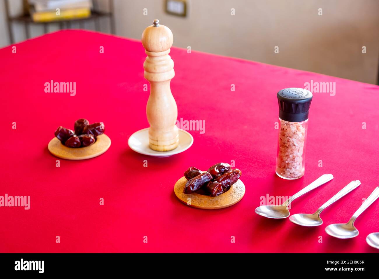 Vorbereitung für Familie iftar mit etwas Pfeffermühle und Salz Grinder und einige Datteln und Löffel Stockfoto