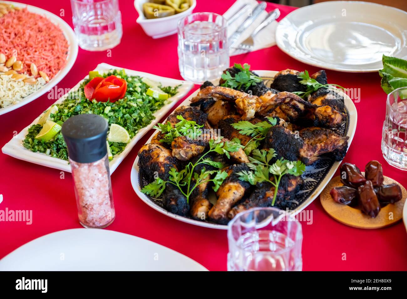 Ramadan iftar Essen auf dem Tisch bereit serviert werden und Gegessen Stockfoto