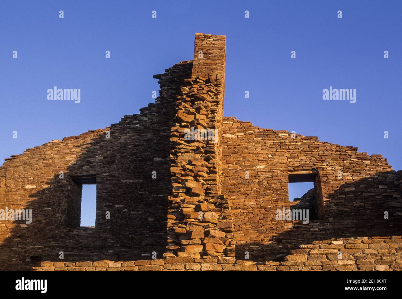 Zwei Fenster auf Backsteinmauern, Pueblo Bonito, Chaco Culture National Historic Park, New Mexico USA Stockfoto