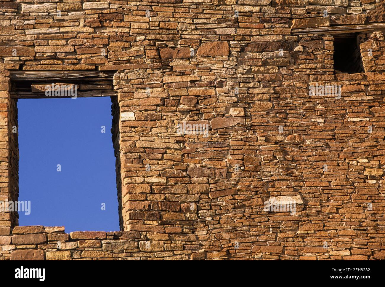 Fenster auf zerstörten Mauern, Pueblo Bonito, Chaco Culture National Historical Park, New Mexico USA Stockfoto