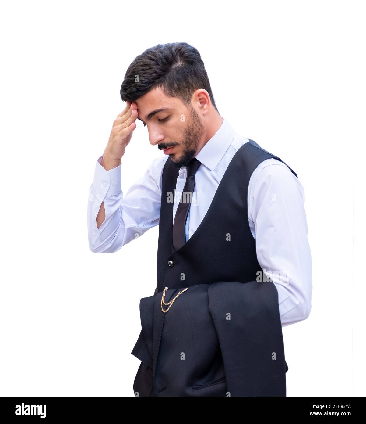 Ein Geschäftsmann, der unter Kopfschmerzen durch finanzielle und psychologische Probleme bei der Arbeit leidet, so braucht er etwas Ruhe und wer ihm bei der Arbeit hilft Stockfoto
