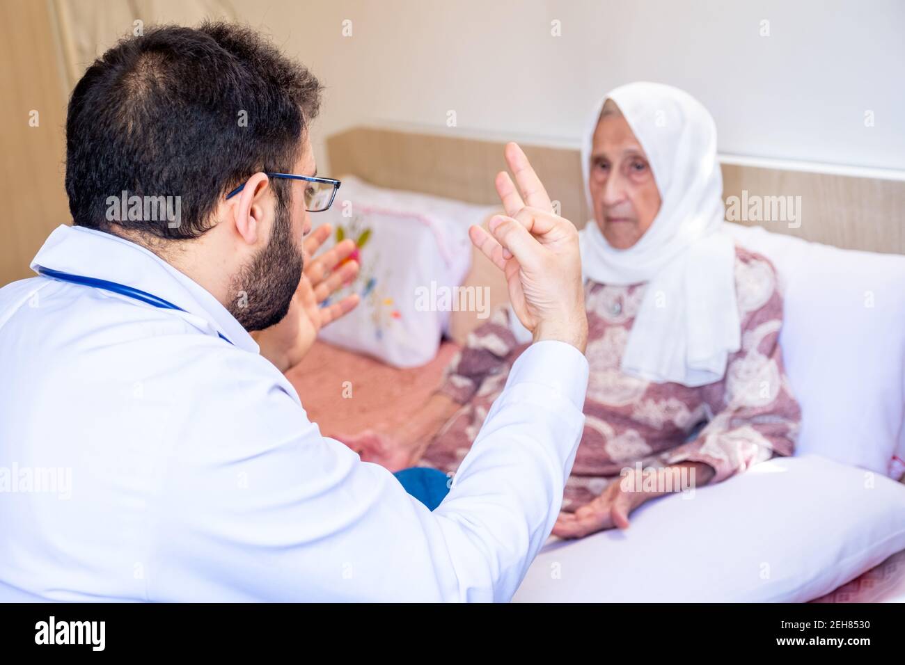 Arzt, der dem Patienten einige Ratschläge über die Kranken gibt Und es ist Heilung, wie die Medizin Dosierung sein wird Stockfoto