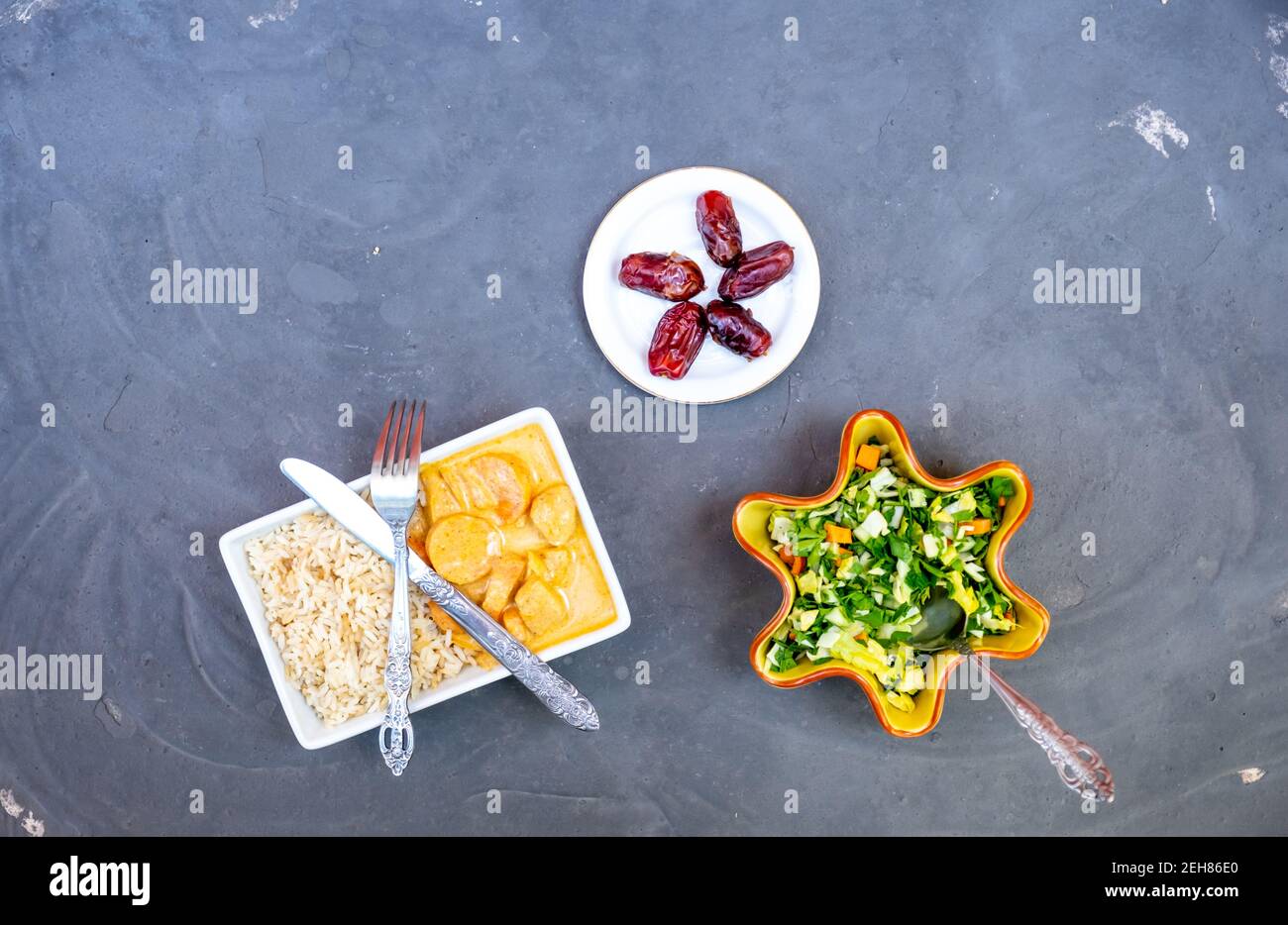 Iftar Mahlzeit im ramadan Curry und Salat und Datteln Stockfoto