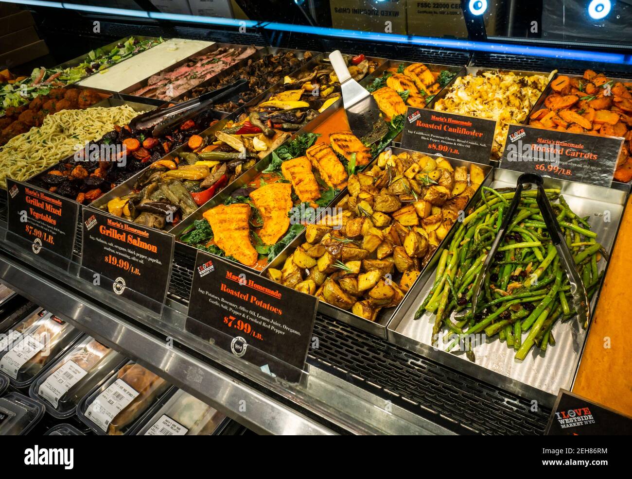 Eine Bar mit warmen Speisen in einem Delikatessengeschäft in New York am Mittwoch, den 10. Februar 2021. (© Richard B. Levine) Stockfoto