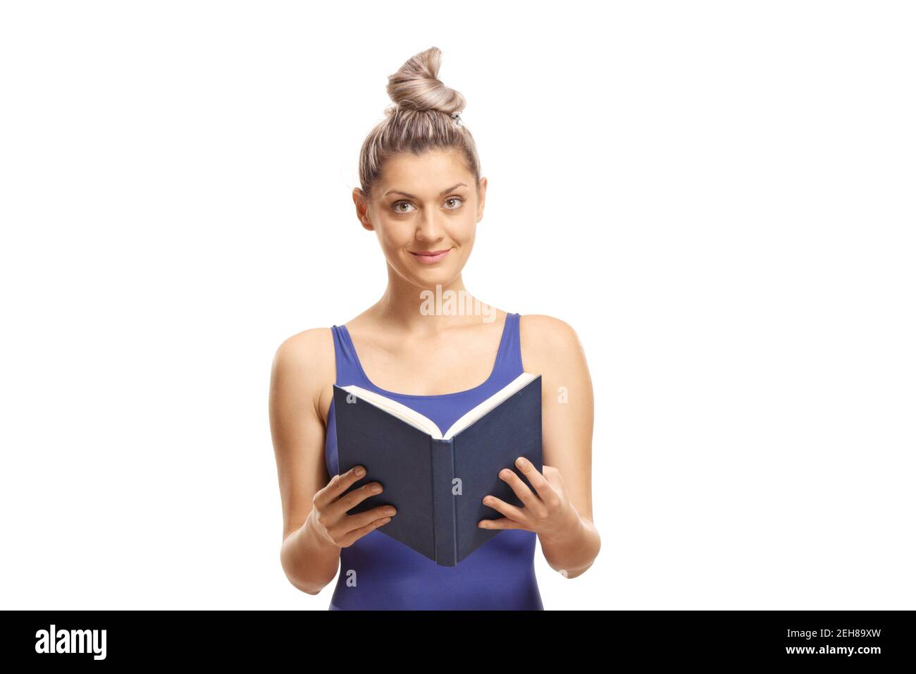 Schöne Frau in einem Schwimmen hält ein Buch und suchen An der Kamera isoliert auf weißem Hintergrund Stockfoto