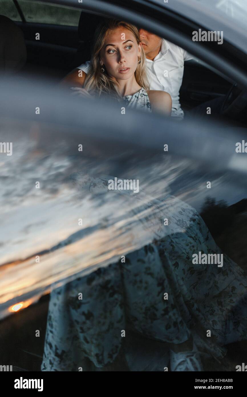 Hintergrund von Mann und Frau sitzen in einem Auto mit Platz für Ihren Text. Junges Paar in einem Auto Stockfoto