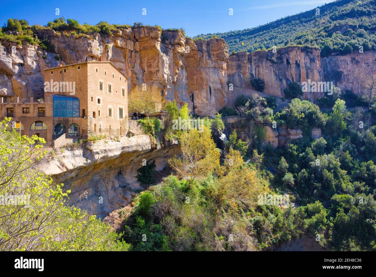 Blick auf die Abtei auf einem Felsvorsprung im natürlichen Raum von Sant Miguel del Fai, Katalonien, Spanien Stockfoto