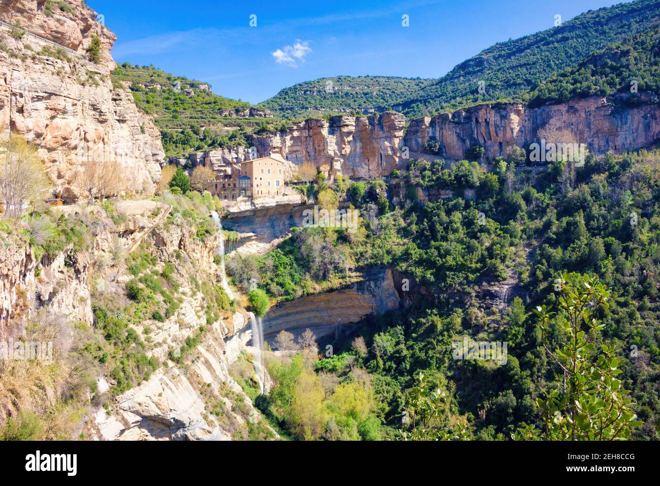 Blick auf Abadia auf einem Felsvorsprung des Naturraums Sant Miguel del Fai, Katalonien, Spanien Stockfoto