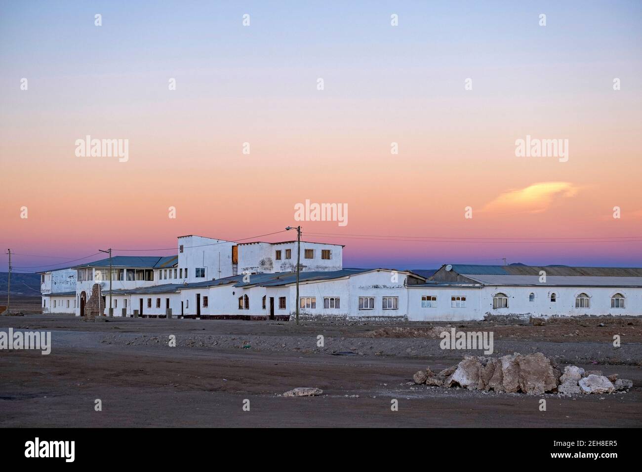 Altes Hotel am Ufer des Salar de Uyuni / Salar de Tunupa, weltweit größte Salzflat bei Sonnenuntergang, Provinz Daniel Campos, Potosí, Bolivien Stockfoto
