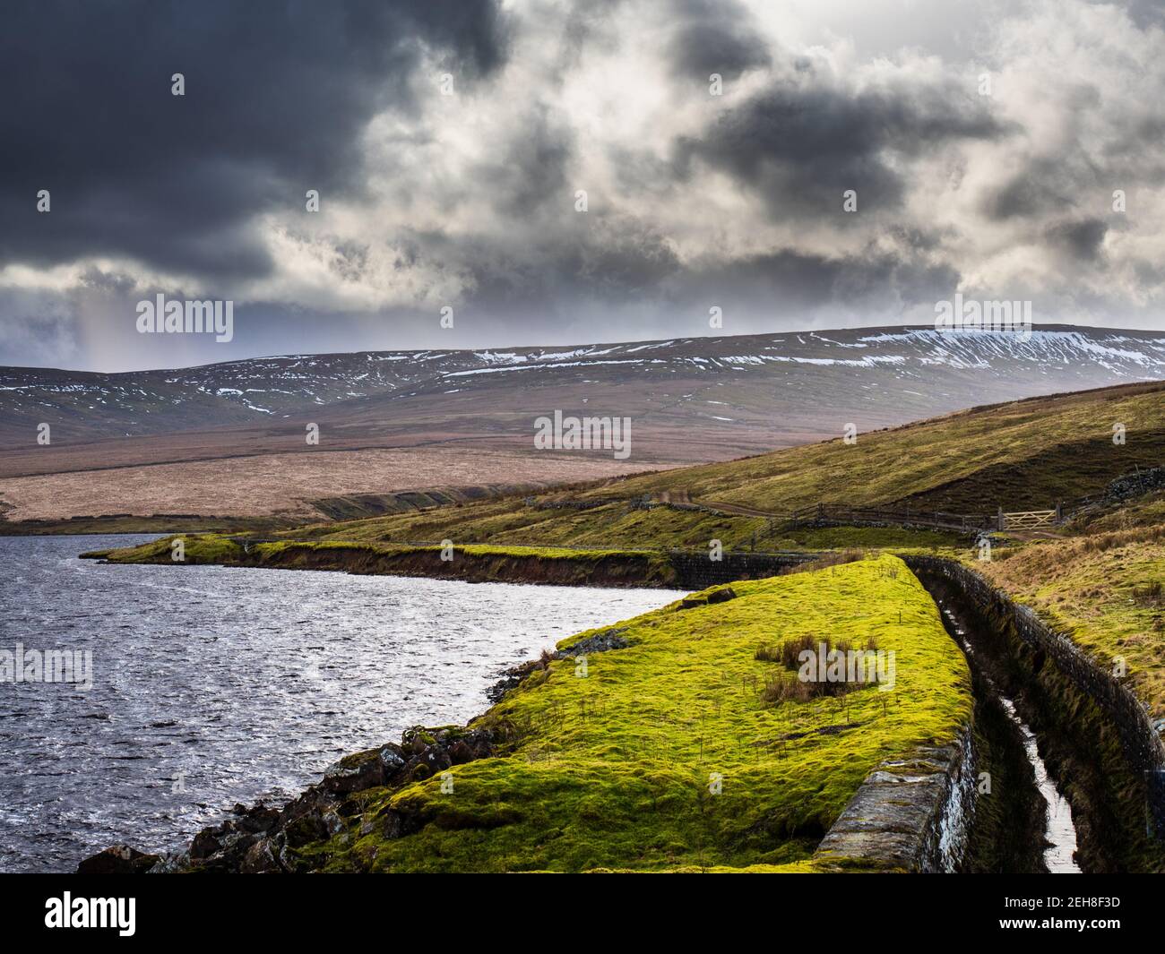 Angram Reservoir und Great Whernside. Yorkshire Dales Stockfoto