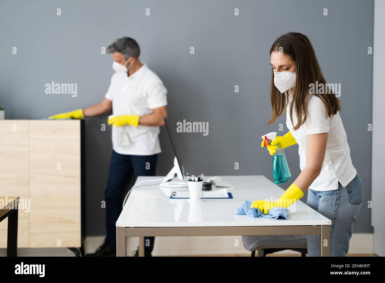 Reinigungsservice Hausmeister Reiniger Mit Mop In Face Mask Stockfoto