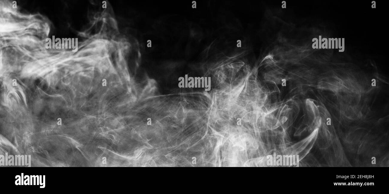 Weißer Rauch auf schwarzem Hintergrund Stockfoto