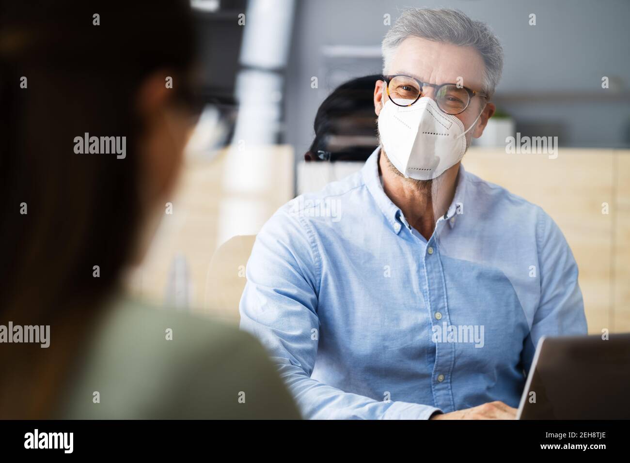 Beratertreffen Mit Niesen-Schutzschirm Und Maske Stockfoto