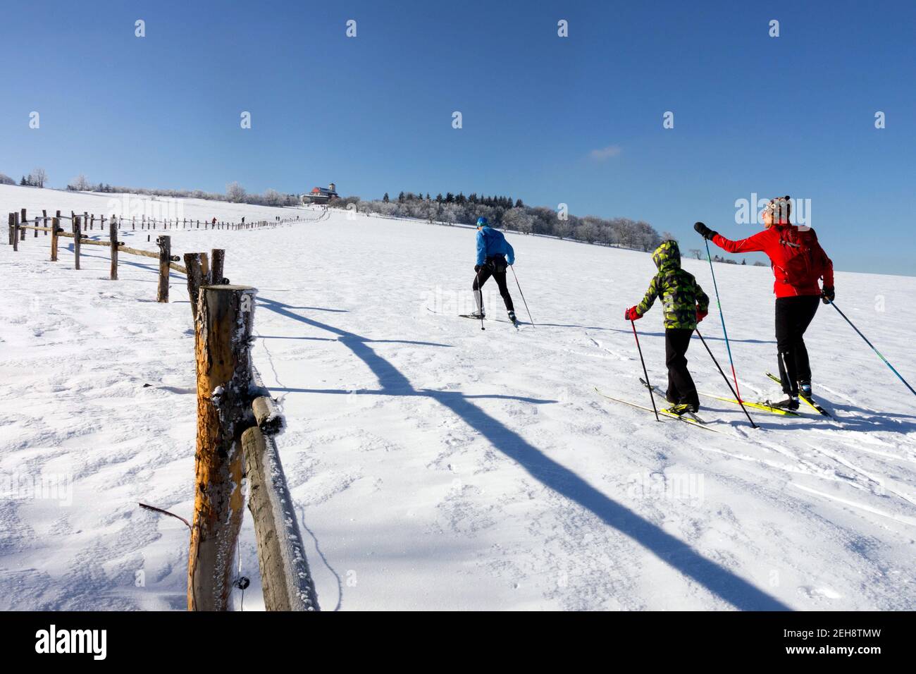 Moderner Familienstil im Winterurlaub Skifahren, Skilanglauf aktiver Lebensstil außerhalb der Familie Stockfoto