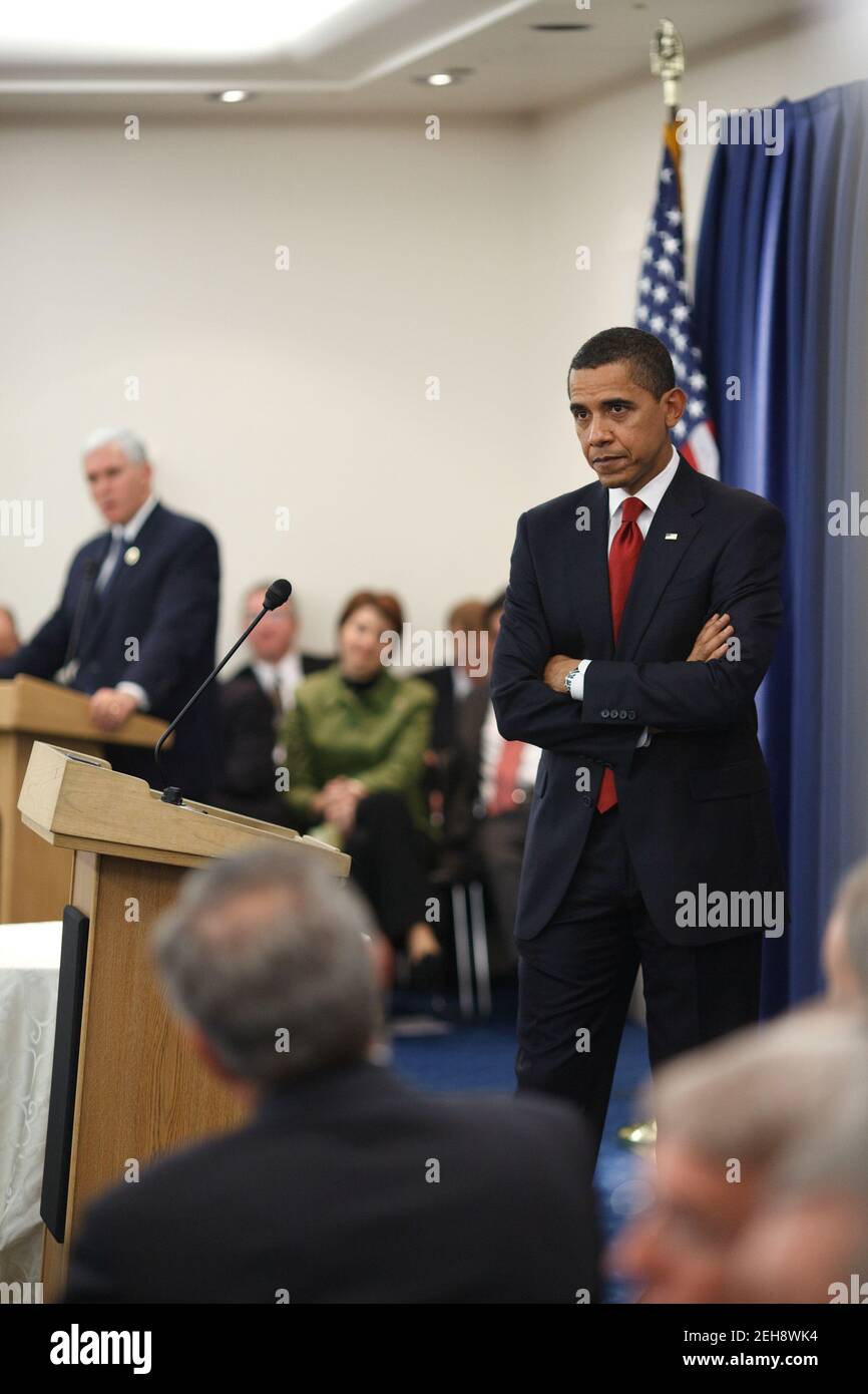 Auf dem Capitol Hill hört Präsident Barack Obama eine Frage eines Mitglieds des republikanischen Parteiaukus des Repräsentantenhauses, 27. Januar 2009. Stockfoto