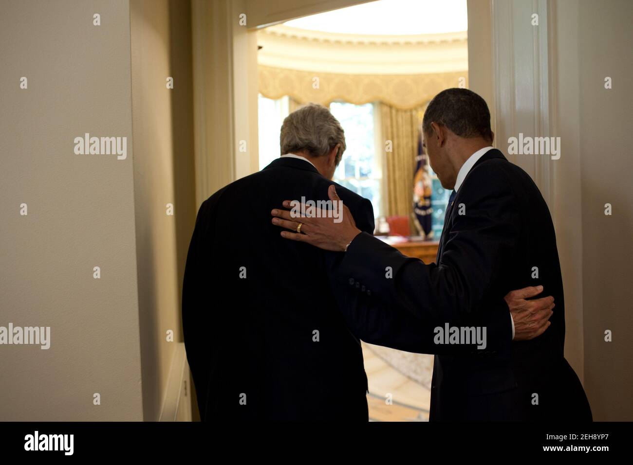 Präsident Barack Obama begrüßt Senator John Kerry, Mass., im Oval Office, 28. Juli 2010. Stockfoto