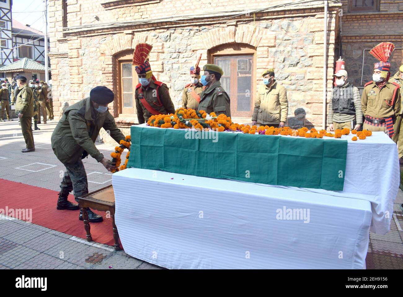 Srinagar, 19th. Februar 2021. Kranzniederlegung eines Polizisten, der in Budgam getötet wurde. Kredit: Majority World CIC/Alamy Live Nachrichten Stockfoto